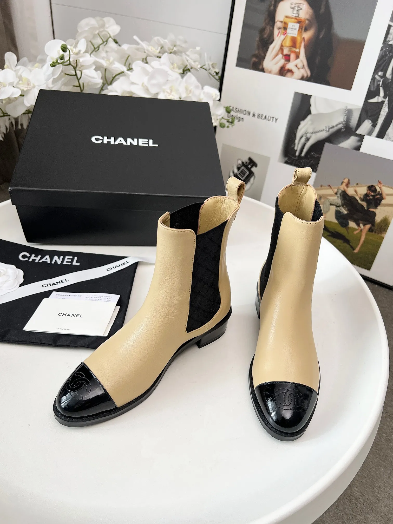 👟👟Ex-factory price 580👟👟 2025CHANEL These Chanel boots are amazing✨ Classic color matching, with a sense of high-end, the details of the toe are exquisite, and the fashion is instantly full when you put them on~ The different colors are easy to spot, and you can wear them with skirts and trousers to create a unique grandma style. Whose fashion DNA has touched it, I won’t tell you👀 Own it and you will want to carry the wind with you when you walk. These are fashionable and essential boots 👢 Fabric: cowhide Lining: sheepskin Color: black white apricot Heel height: about 4cm Tube height: 6 inches Size: 5-40 (41 customized)